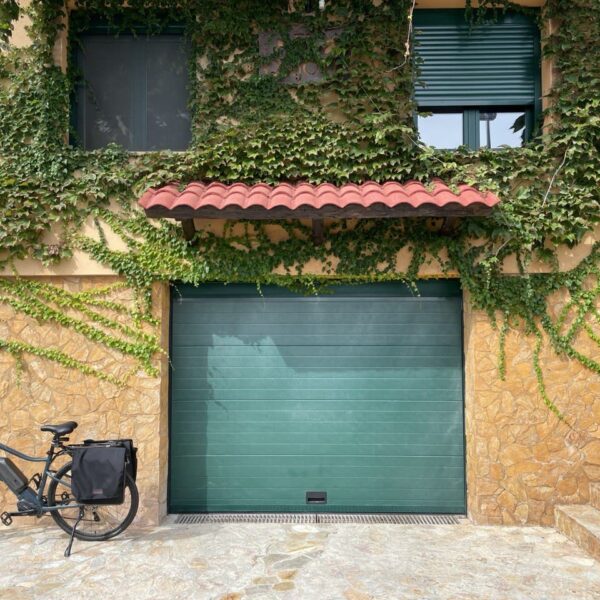 Installation of electric garage doors | Stroinvest - Turnkey construction and repair of any complexity on the Costa Brava, Costa Maresme and Barcelona