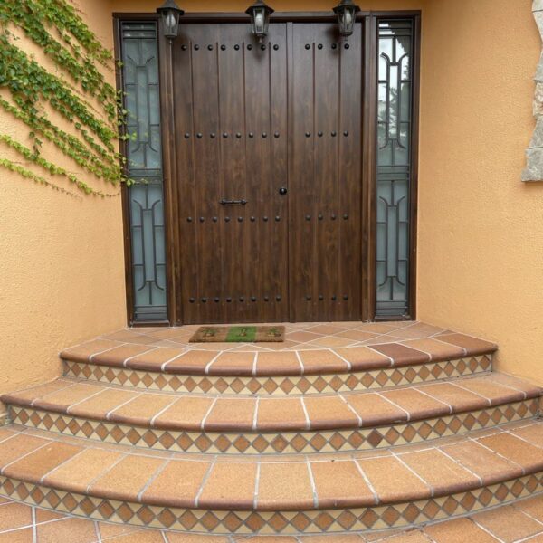 Manufacture of entrance doors to order, placement of tiles and steps using the national tiles of the region | Stroinvest - Turnkey construction and repair of any complexity on the Costa Brava, Costa Maresme and Barcelona.