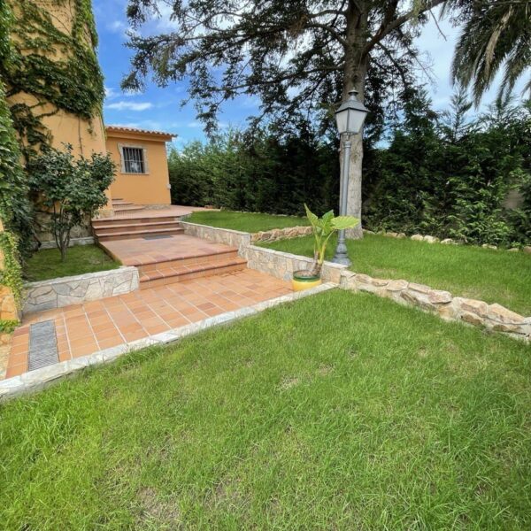 Gardener services | Stroinvest - Turnkey construction and repair of any complexity on the Costa Brava, Costa Maresme and Barcelona.