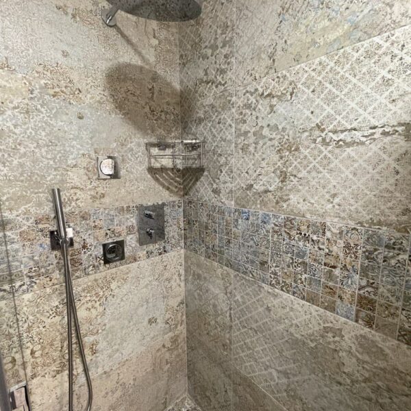 Shower cubicle installation and tiling | Stroinvest - Turnkey construction and repair of any complexity on the Costa Brava, Costa Maresme and Barcelona